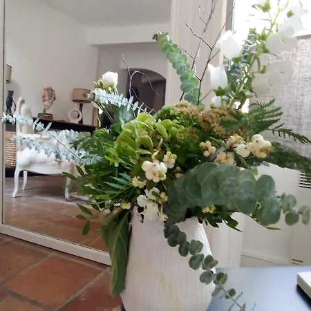 La Maison Perchee לינה וארוחת בוקר 3*